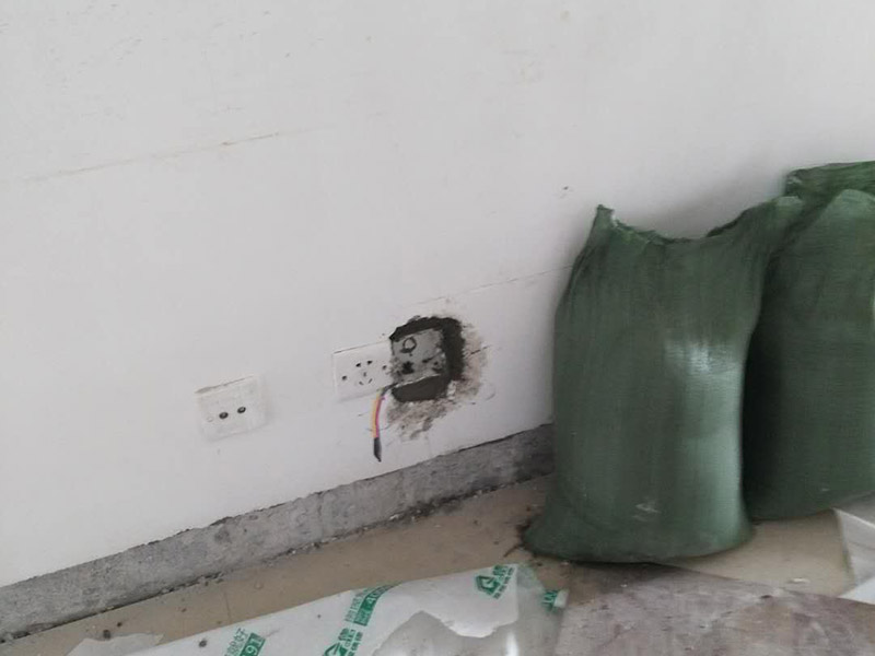 水電改造維修：按走向進(jìn)行墻面或地面開槽，開槽過程中，不允許出現(xiàn)墻面橫向開槽大于30cm的現(xiàn)象，因?yàn)闄M向開槽將破壞整樓的承重，使得抗震能力降低而且墻面容易開裂。如果是保溫墻的話，開很長的橫槽有可能會(huì)導(dǎo)致開槽上部的保溫層整體脫落。墻面開槽一般都應(yīng)該是豎向垂直開槽。埋入管線(包括布線和接好管道)和暗盒，電路施工時(shí)先安裝管路，然后再穿導(dǎo)線，這樣可以避免將來換線出現(xiàn)導(dǎo)線無法抽動(dòng)的現(xiàn)象。穿管不能使用軟管，防止出現(xiàn)死角。同時(shí)電路接頭不要裸露在外面，應(yīng)該安裝在線盒內(nèi)，分線盒之間不允許有接頭。檢測電路，對(duì)水路進(jìn)行試壓，驗(yàn)收檢查合格后要注意保存好電路施工圖紙，圖紙要與實(shí)際相一致，同時(shí)圖紙上要標(biāo)明導(dǎo)線規(guī)格及開關(guān)、插座位置。