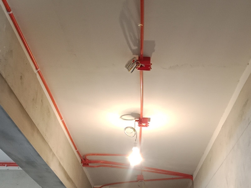 電路改造維修：進場后立即準確將水平線彈好，在墻面和地面上先做出線路走向的標記，確定好未來暗盒的安裝位置，電源插座及各種接線盒按統(tǒng)一高低標準施工。做好開線槽的準備。同一室內的開關插座應該處于同一水平線上。一般開關在1.4m高度，插座在30cm。另外床頭開關建議在90cm，方便在床上操作。客廳電視柜后面的插座高度在20cm左右，防止超出電視柜高度。使用專用PVC阻燃型電線管，管壁厚以人站在上面不會踩扁為好。線管在線槽中必須固定，線盒與線管相接時應使用鎖母，直管每隔80公分使用一個管卡，拐角處每隔20公分使用一個管卡。