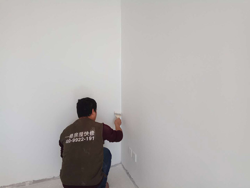 乳膠漆全屋翻新：現(xiàn)場勘測&mdash;施工準(zhǔn)備&mdash;技術(shù)交底&mdash;搭建簡易腳手架（頂面粉刷用）&mdash;鏟除脫落起殼粉塵膩?zhàn)油苛蠈?mdash;局部水泥砂漿修復(fù)&mdash;鏟除部位批刮內(nèi)墻膩?zhàn)觾啥刃迯?fù)&mdash;砂光處理&mdash;滿涂內(nèi)墻乳膠漆第一度&mdash;滿涂第二度內(nèi)墻乳膠漆&mdash;自行檢查&mdash;組織驗(yàn)收&mdash;拆除腳手架&mdash;現(xiàn)場清理。