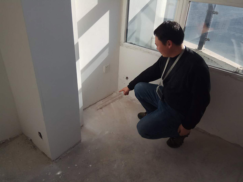 乳膠漆全屋翻新：現(xiàn)場勘測&mdash;施工準(zhǔn)備&mdash;技術(shù)交底&mdash;搭建簡易腳手架（頂面粉刷用）&mdash;鏟除脫落起殼粉塵膩?zhàn)油苛蠈?mdash;局部水泥砂漿修復(fù)&mdash;鏟除部位批刮內(nèi)墻膩?zhàn)觾啥刃迯?fù)&mdash;砂光處理&mdash;滿涂內(nèi)墻乳膠漆第一度&mdash;滿涂第二度內(nèi)墻乳膠漆&mdash;自行檢查&mdash;組織驗(yàn)收&mdash;拆除腳手架&mdash;現(xiàn)場清理。