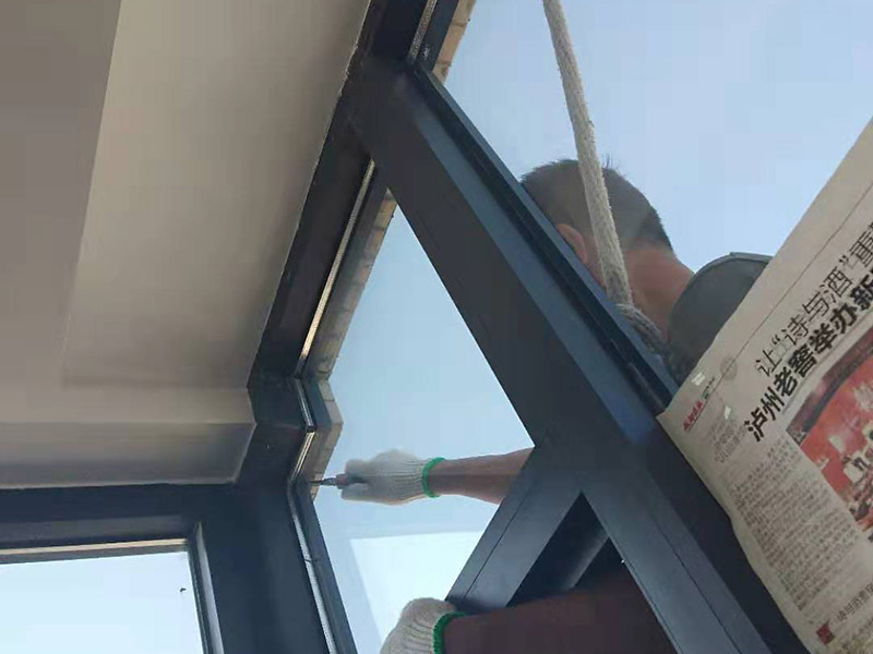 窗戶(hù)打膠維修：1、當(dāng)我們粘在破碎的橋梁的鋁門(mén)窗上時(shí)，如果需要在外面粘合，我們必須將它粘在外面，因?yàn)槿绻鼛缀醪徽吃谑覂?nèi)，它顯然會(huì)不均勻。它不起防水功能。2、當(dāng)我們將破碎的橋梁的鋁門(mén)和窗戶(hù)粘在一起時(shí)，我們需要將膠帶放在鋁門(mén)的側(cè)面和斷橋的窗戶(hù)上。不要將它粘在頂部也很重要。否則，更重要的是。之后，膠帶脫膠，防水效果消失。
