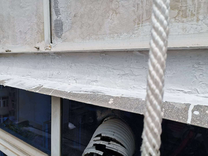 外墻屋檐防水補漏：清理基面,無油污、粉塵,并灑水充分濕潤。2、在空桶內(nèi)先倒入一包液料,再緩慢加入一包粉料,攪拌均勻無結(jié)塊。讓漿料靜置約3分鐘,再攪拌均勻后使用。3、使用硬毛刷將漿料均勻涂刷于基面上,應(yīng)交叉涂刷兩遍,等第一遍表干后才可進行第二遍施工。每層涂刷厚度約為0.6mm,防水層總厚度約為1.2mm。使用硬毛刷將漿料均勻涂刷于基面上。4.待到防水層表干之后再做一個砂漿的保護層,砂漿地面需要涂抹2公分左右,墻面需要涂抹1公分左右。5.待到防水層完全干透之后再做一個閉水試驗。