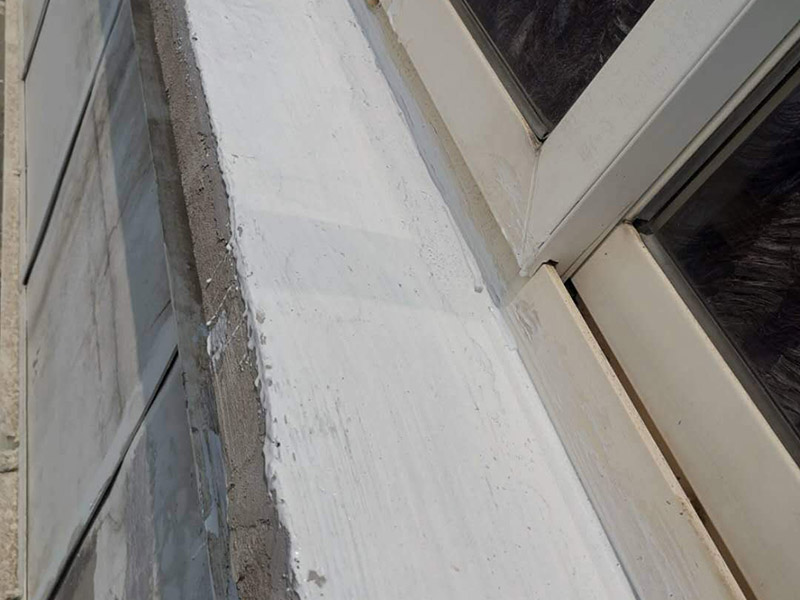 外墻屋檐防水補漏：清理基面,無油污、粉塵,并灑水充分濕潤。2、在空桶內(nèi)先倒入一包液料,再緩慢加入一包粉料,攪拌均勻無結(jié)塊。讓漿料靜置約3分鐘,再攪拌均勻后使用。3、使用硬毛刷將漿料均勻涂刷于基面上,應(yīng)交叉涂刷兩遍,等第一遍表干后才可進行第二遍施工。每層涂刷厚度約為0.6mm,防水層總厚度約為1.2mm。使用硬毛刷將漿料均勻涂刷于基面上。4.待到防水層表干之后再做一個砂漿的保護層,砂漿地面需要涂抹2公分左右,墻面需要涂抹1公分左右。5.待到防水層完全干透之后再做一個閉水試驗。