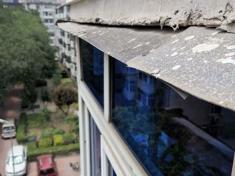 外墻屋檐防水補漏：清理基面,無油污、粉塵,并灑水充分濕潤。2、在空桶內(nèi)先倒入一包液料,再緩慢加入一包粉料,攪拌均勻無結(jié)塊。讓漿料靜置約3分鐘,再攪拌均勻后使用。3、使用硬毛刷將漿料均勻涂刷于基面上,應(yīng)交叉涂刷兩遍,等第一遍表干后才可進行第二遍施工。每層涂刷厚度約為0.6mm,防水層總厚度約為1.2mm。使用硬毛刷將漿料均勻涂刷于基面上。4.待到防水層表干之后再做一個砂漿的保護層,砂漿地面需要涂抹2公分左右,墻面需要涂抹1公分左右。5.待到防水層完全干透之后再做一個閉水試驗。