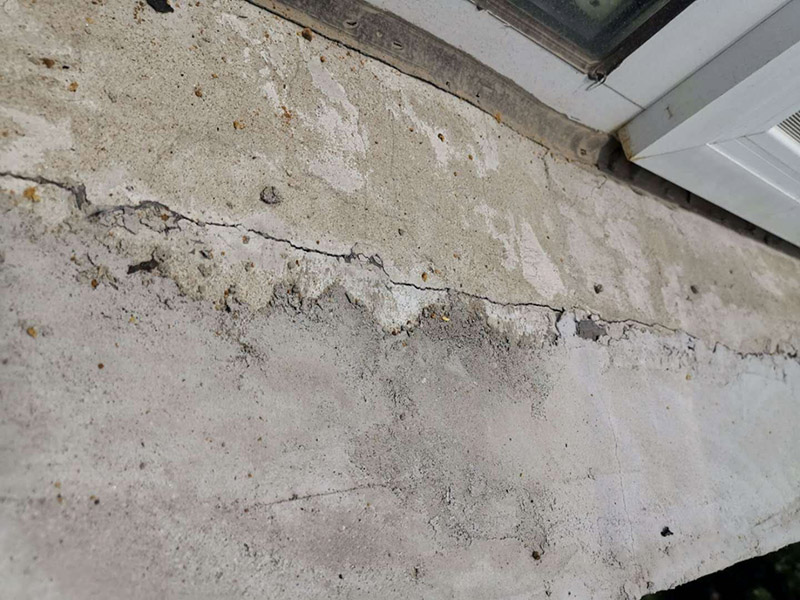 外墻屋檐防水補漏：清理基面,無油污、粉塵,并灑水充分濕潤。2、在空桶內(nèi)先倒入一包液料,再緩慢加入一包粉料,攪拌均勻無結(jié)塊。讓漿料靜置約3分鐘,再攪拌均勻后使用。3、使用硬毛刷將漿料均勻涂刷于基面上,應(yīng)交叉涂刷兩遍,等第一遍表干后才可進行第二遍施工。每層涂刷厚度約為0.6mm,防水層總厚度約為1.2mm。使用硬毛刷將漿料均勻涂刷于基面上。4.待到防水層表干之后再做一個砂漿的保護層,砂漿地面需要涂抹2公分左右,墻面需要涂抹1公分左右。5.待到防水層完全干透之后再做一個閉水試驗。