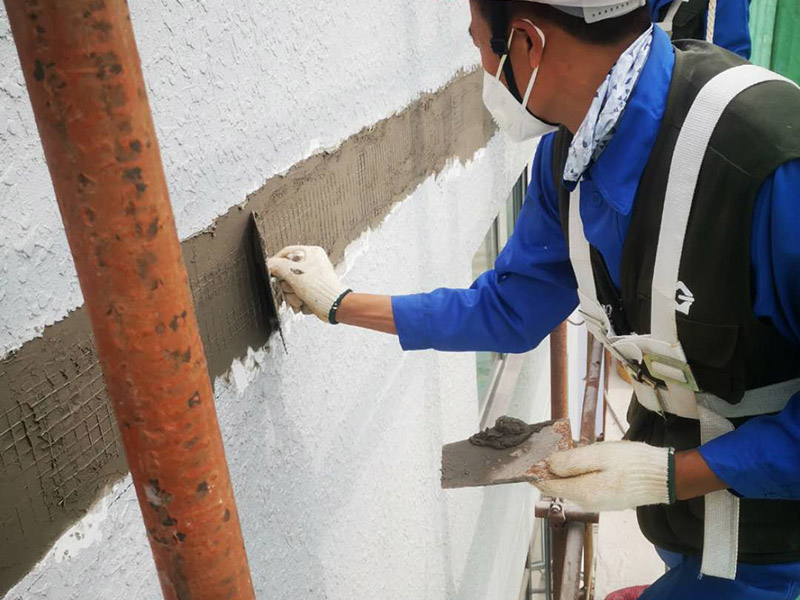 高空外墻防水：首先清理基層，新舊面層必須清理干凈，不得有雜物和灰塵，以免影響粘結(jié)強(qiáng)度，涂刷防水涂料時基層應(yīng)干燥。接下來，清理死角，也就是所謂的陰陽角、施工縫、伸縮縫等比較重要的部位進(jìn)行處理，尤其注意的是泄水孔要加強(qiáng)處理，需要涂刷2-3遍防水底層涂料。備好防水卷材、防水涂料、基層涂料和粘接卷材的涂料必須要分清，為提高防水卷材與基層粘結(jié)性，可用底層涂料反復(fù)涂刷，涂刷均勻，覆蓋完全，充分滲入混凝土基層，以提高粘結(jié)強(qiáng)度和抗剪切強(qiáng)度。涂刷第二次涂料之前必須要等第一次涂料完全凝固后方可再次涂刷，底層涂料第一次涂刷完畢后約4-8小時左右，方可再次涂刷第二次和第三次底層涂料。