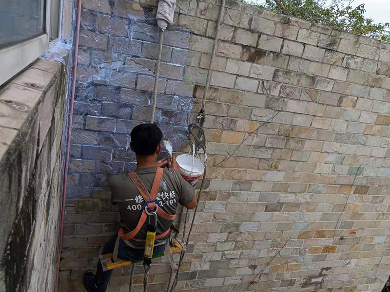 外墻高空刷防水：先清理干凈外墻基層部分，重點部位要進行重點處理，尤其是不易涂刷的外墻部位；嚴格按要求配比防水涂料，比例要準確；確認防水涂料攪拌均勻了，開始涂刷防水涂料，防水涂料每次從攪拌結(jié)束至涂刷完畢不能超過三十分鐘。底層涂料第1次涂刷完畢后約四至八小時左右，再進行涂刷第2、3次底層涂料，第1、2、3次涂刷厚度都是0.5mm，涂刷涂料之前必須要等前一次涂料完全凝固后方可再次涂刷。防水涂料涂層可根據(jù)外墻防水工程現(xiàn)場情況，實行多遍涂刷，但必須一次涂刷完成。