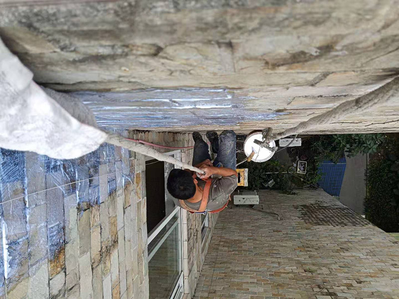 外墻高空刷防水：先清理干凈外墻基層部分，重點部位要進行重點處理，尤其是不易涂刷的外墻部位；嚴格按要求配比防水涂料，比例要準確；確認防水涂料攪拌均勻了，開始涂刷防水涂料，防水涂料每次從攪拌結(jié)束至涂刷完畢不能超過三十分鐘。底層涂料第1次涂刷完畢后約四至八小時左右，再進行涂刷第2、3次底層涂料，第1、2、3次涂刷厚度都是0.5mm，涂刷涂料之前必須要等前一次涂料完全凝固后方可再次涂刷。防水涂料涂層可根據(jù)外墻防水工程現(xiàn)場情況，實行多遍涂刷，但必須一次涂刷完成。