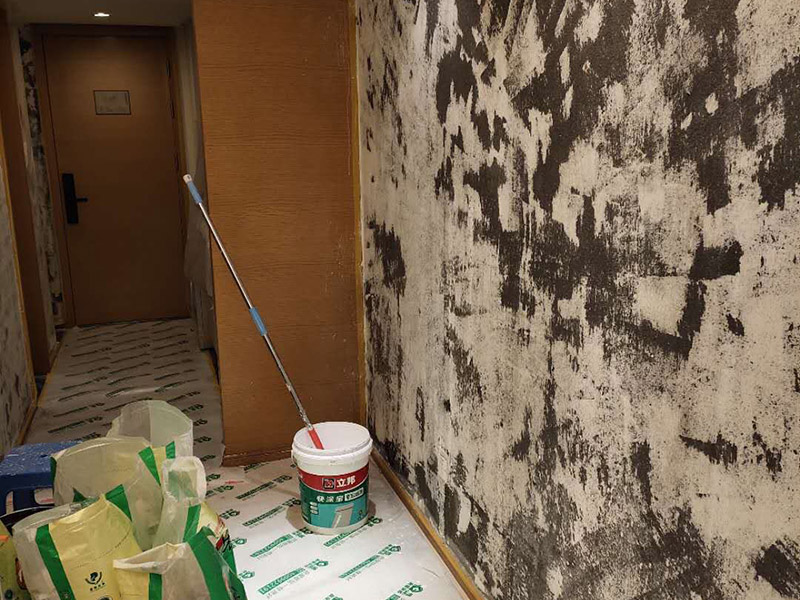 墻面拆除翻新：舊墻面翻新自己動(dòng)手首先用水將墻面浸濕，這樣在鏟除墻面時(shí)比較省力，墻面必須要鏟到露出水泥砂漿面。然后是涂刷界面劑，一定要全部都刷到而且要均勻。墻面的裂縫通常都是用牛皮紙帶及白乳膠來貼住，但不能保證它能百分百不再開裂。如果墻面凹凸不平，那么就需要用石膏來找平，誤差最好不要超過0.5公分。非承重墻一般都是需要貼布的，所以最好選擇質(zhì)地好的墻布和白乳膠，有條件的話可以使用網(wǎng)格布，對(duì)于防裂效果會(huì)更好。
 在挑選膩?zhàn)訒r(shí)應(yīng)該選顆粒細(xì)度高及質(zhì)地較硬的，或是把白乳膠添加到膩?zhàn)又刑岣吣佔(zhàn)拥挠捕?。打磨墻面要選用細(xì)砂紙，砂紙如果過粗會(huì)在墻面上留下很深的砂痕，就算是刷漆也沒辦法遮蓋住。墻面打磨之后要清掃一遍，否則粉塵過多會(huì)影響到漆的附著力。