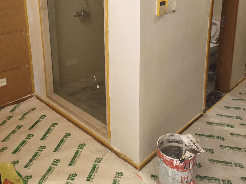 墻面拆除翻新：舊墻面翻新自己動(dòng)手首先用水將墻面浸濕，這樣在鏟除墻面時(shí)比較省力，墻面必須要鏟到露出水泥砂漿面。然后是涂刷界面劑，一定要全部都刷到而且要均勻。墻面的裂縫通常都是用牛皮紙帶及白乳膠來貼住，但不能保證它能百分百不再開裂。如果墻面凹凸不平，那么就需要用石膏來找平，誤差最好不要超過0.5公分。非承重墻一般都是需要貼布的，所以最好選擇質(zhì)地好的墻布和白乳膠，有條件的話可以使用網(wǎng)格布，對(duì)于防裂效果會(huì)更好。  在挑選膩?zhàn)訒r(shí)應(yīng)該選顆粒細(xì)度高及質(zhì)地較硬的，或是把白乳膠添加到膩?zhàn)又刑岣吣佔(zhàn)拥挠捕?。打磨墻面要選用細(xì)砂紙，砂紙如果過粗會(huì)在墻面上留下很深的砂痕，就算是刷漆也沒辦法遮蓋住。墻面打磨之后要清掃一遍，否則粉塵過多會(huì)影響到漆的附著力。