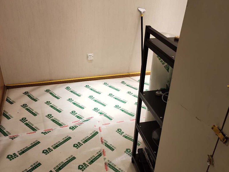 房屋地面家具保護(hù)：入戶門的保護(hù)入戶門是各種裝修物料進(jìn)場(chǎng)以及各種建筑裝修垃圾清理的必經(jīng)之路,這些物品在搬運(yùn)的過程中,與入戶門發(fā)生磕碰、摩擦的機(jī)率大大增加,所以,第一個(gè)需要做好成品保護(hù)的地方就是入戶門。可以使用成品保護(hù)膜將門包裹，地面鋪地面保護(hù)膜。