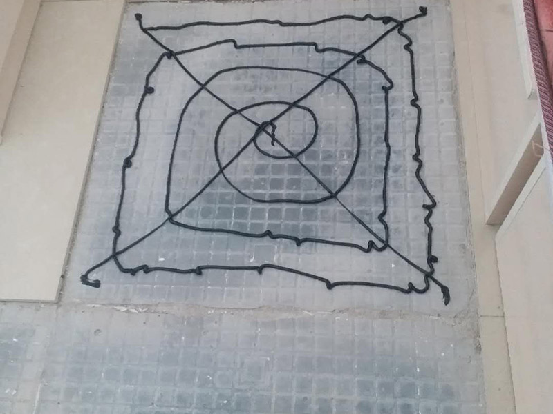 客廳地磚修補(bǔ)：沿瓷磚四周邊緣清除嵌縫白水泥，并用小鑿子仔細(xì)地拆除損壞瓷磚。瓷磚鑿掉后，用鋼鑿將底層水泥砂漿鑿掉，用力不得過(guò)重，否則會(huì)震碎其他完好的瓷磚。貼瓷磚前應(yīng)將瓷磚浸水濕潤(rùn)，晾干后在瓷磚背面薄薄地涂刮一層107膠水泥漿，然后用力加壓就位，并檢查新貼上的瓷磚是否與四周瓷磚齊平。新貼好的瓷磚的接縫仍要用白水泥漿填嵌，并清除瓷磚面上多余的水泥漿。