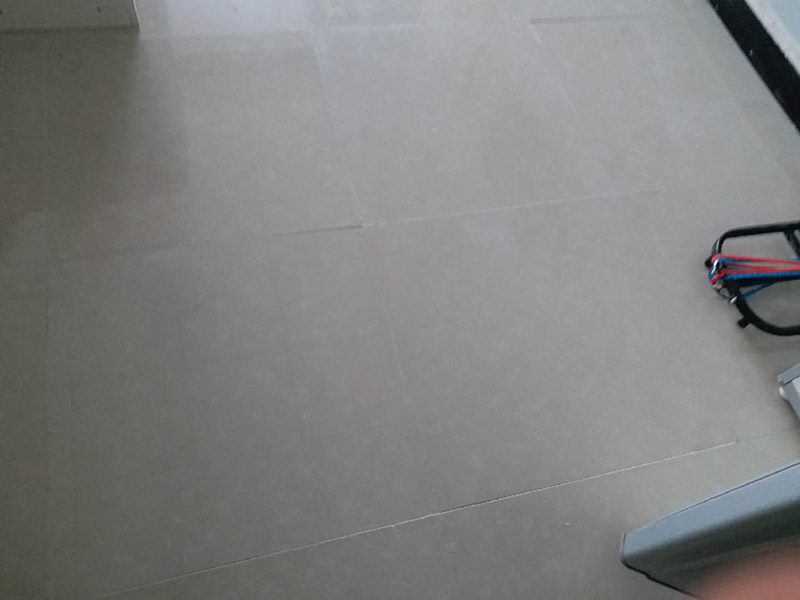 客廳地磚修補(bǔ)：沿瓷磚四周邊緣清除嵌縫白水泥，并用小鑿子仔細(xì)地拆除損壞瓷磚。瓷磚鑿掉后，用鋼鑿將底層水泥砂漿鑿掉，用力不得過(guò)重，否則會(huì)震碎其他完好的瓷磚。貼瓷磚前應(yīng)將瓷磚浸水濕潤(rùn)，晾干后在瓷磚背面薄薄地涂刮一層107膠水泥漿，然后用力加壓就位，并檢查新貼上的瓷磚是否與四周瓷磚齊平。新貼好的瓷磚的接縫仍要用白水泥漿填嵌，并清除瓷磚面上多余的水泥漿。