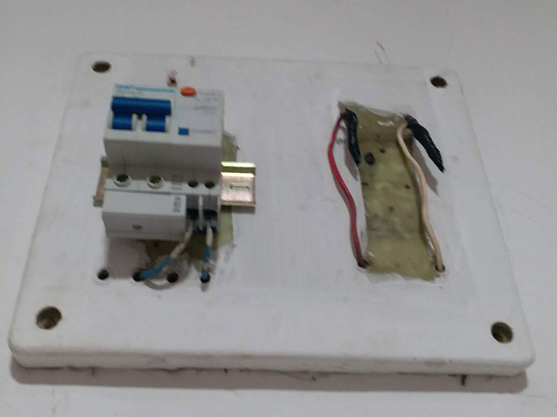 吸頂燈線路維修：首先，關掉開關，在折疊梯子的幫助下，拆掉led吸頂燈的外殼，并檢查燈管是否出現(xiàn)發(fā)黑發(fā)暗的地方。其次，如果燈管還是完好的，那么應該試著擰緊燈管接頭處看是否發(fā)生接觸不良現(xiàn)象，這種情況也比較簡單的操作，也是容易發(fā)生的。接著，如果上述問題都沒有發(fā)生的話，可以檢查它的鎮(zhèn)流器是否完好，是否有燒焦的味道，鎮(zhèn)流器的外表是否有黑乎乎的燒焦現(xiàn)象，如果有，那么很大可能性就是鎮(zhèn)流器的問題。