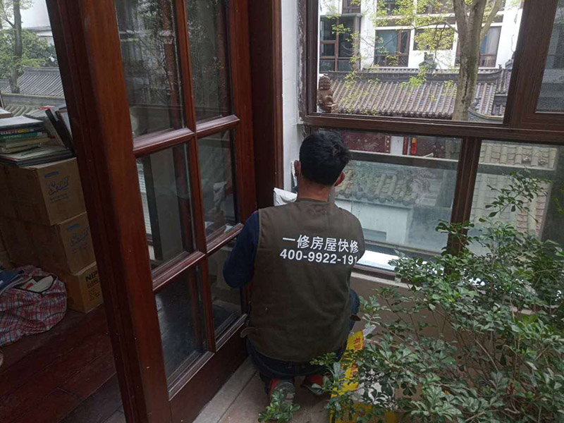 墻面刮膩?zhàn)泳S修：刮膩?zhàn)訉Σ煌膲w有著不同的要求，像比較常見的混凝土的墻面，會出現(xiàn)一些氣孔與鼓起的現(xiàn)象，所以就要先把墻面修平整掉，磨平凸起處，填補(bǔ)凹陷處。基層做好處理后，墻面還是會有一些凹陷的地方，這個(gè)時(shí)候就可以用石膏膩?zhàn)觼硌a(bǔ)平。將石膏膩?zhàn)訅簩?shí)凹陷處，橫抹豎起的地方再重新刮一遍，這樣來確保墻面的平整。