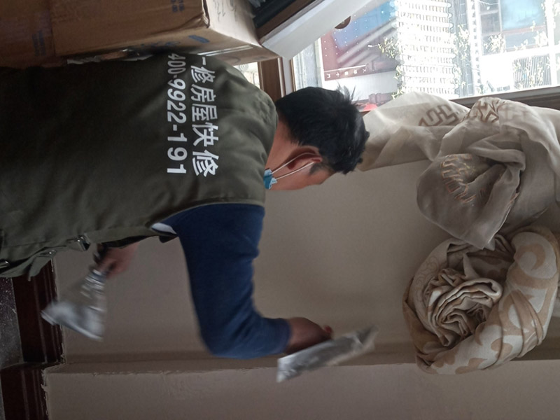 墻面刮膩?zhàn)泳S修：刮膩?zhàn)訉Σ煌膲w有著不同的要求，像比較常見的混凝土的墻面，會出現(xiàn)一些氣孔與鼓起的現(xiàn)象，所以就要先把墻面修平整掉，磨平凸起處，填補(bǔ)凹陷處。基層做好處理后，墻面還是會有一些凹陷的地方，這個(gè)時(shí)候就可以用石膏膩?zhàn)觼硌a(bǔ)平。將石膏膩?zhàn)訅簩?shí)凹陷處，橫抹豎起的地方再重新刮一遍，這樣來確保墻面的平整。