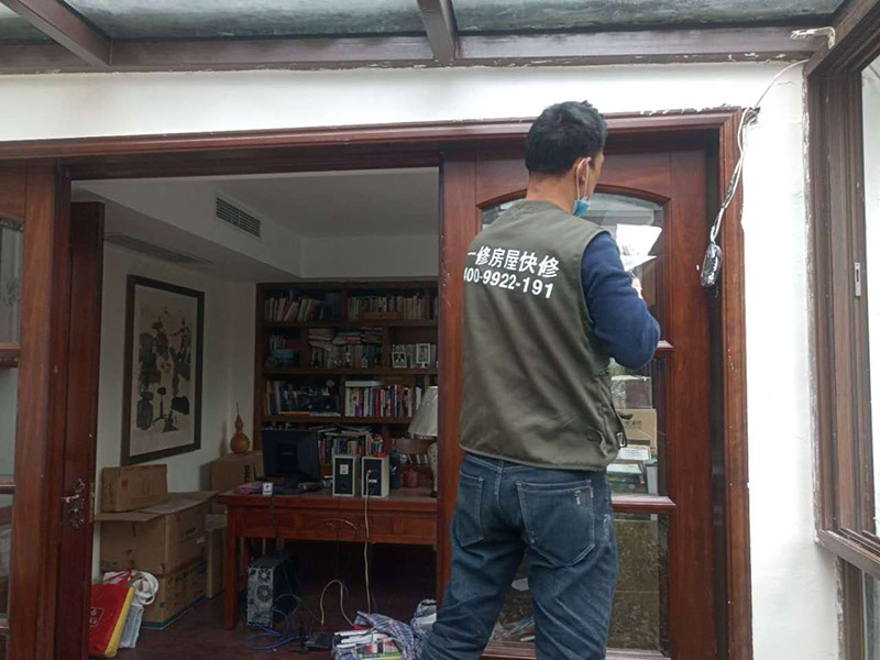 墻面刮膩?zhàn)泳S修：刮膩?zhàn)訉Σ煌膲w有著不同的要求，像比較常見的混凝土的墻面，會出現(xiàn)一些氣孔與鼓起的現(xiàn)象，所以就要先把墻面修平整掉，磨平凸起處，填補(bǔ)凹陷處?；鶎幼龊锰幚砗螅瑝γ孢€是會有一些凹陷的地方，這個(gè)時(shí)候就可以用石膏膩?zhàn)觼硌a(bǔ)平。將石膏膩?zhàn)訅簩?shí)凹陷處，橫抹豎起的地方再重新刮一遍，這樣來確保墻面的平整。