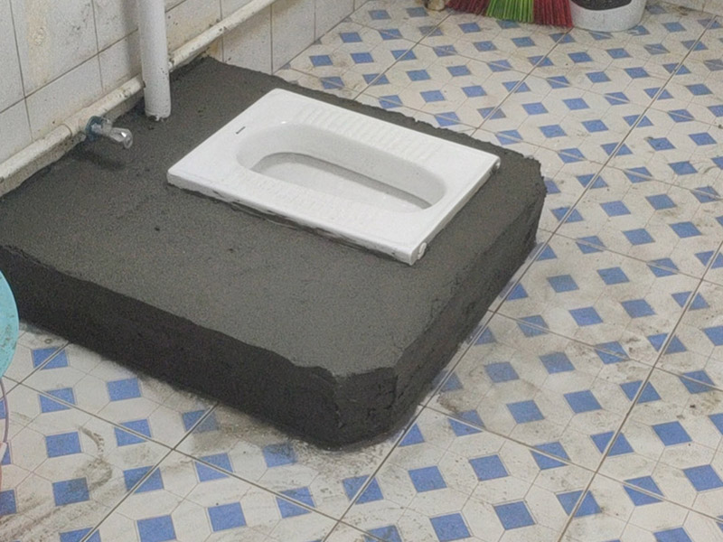 水泥砌蹲便：1、蹲便器的排污口和落水管的預(yù)留口均涂上粘結(jié)劑或者膠泥，將蹲便器的排污口與落水管的預(yù)留口接駁好，校正蹲便器位置。砌磚固定蹲便器，要預(yù)留填碎石的缺口。 2、待粘結(jié)劑干后，往蹲便器內(nèi)試沖水，觀察接口是否漏水。然后在地面和蹲便器之間填入碎石土，嚴(yán)禁真入水泥混凝土。用磚封閉缺口。較后在磚外面批水泥砂漿(水泥：砂=1：3)，貼上瓷磚。 3、與蹲便器相配合安裝的沖水閥分為：手壓式?jīng)_水閥和腳踏式?jīng)_水閥。 4、與蹲便器相配合安裝的水箱，水箱安裝高度距離便器水圈1.8米，水壓要求0.14~0.55Mpa為宜，才能有效達(dá)到良好的沖水效果。