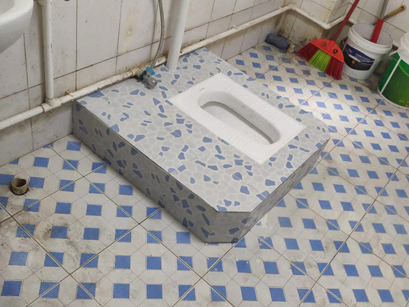 水泥砌蹲便：1、蹲便器的排污口和落水管的預(yù)留口均涂上粘結(jié)劑或者膠泥，將蹲便器的排污口與落水管的預(yù)留口接駁好，校正蹲便器位置。砌磚固定蹲便器，要預(yù)留填碎石的缺口。 2、待粘結(jié)劑干后，往蹲便器內(nèi)試沖水，觀察接口是否漏水。然后在地面和蹲便器之間填入碎石土，嚴(yán)禁真入水泥混凝土。用磚封閉缺口。較后在磚外面批水泥砂漿(水泥：砂=1：3)，貼上瓷磚。 3、與蹲便器相配合安裝的沖水閥分為：手壓式?jīng)_水閥和腳踏式?jīng)_水閥。 4、與蹲便器相配合安裝的水箱，水箱安裝高度距離便器水圈1.8米，水壓要求0.14~0.55Mpa為宜，才能有效達(dá)到良好的沖水效果。