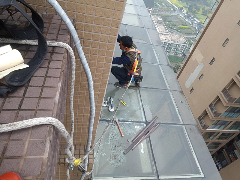 高空施工安全措施：先在高處使用的安全帶，各種零件不得有任何拆卸，如果有損壞的更是不得使用。然后登高作業(yè)使用的梯子要堅固，放置要平穩(wěn)，梯子坡度以60到70度比較好，在安置防滑裝備。隨后高處作業(yè)現(xiàn)在必須有監(jiān)護人，在作業(yè)前監(jiān)護人和作業(yè)人員應(yīng)該認真檢查在清理好現(xiàn)場。最后就是高處作業(yè)人員要按照設(shè)置的通道和扶梯行走不能貪圖方便就可以隨便亂走胡亂攀爬。