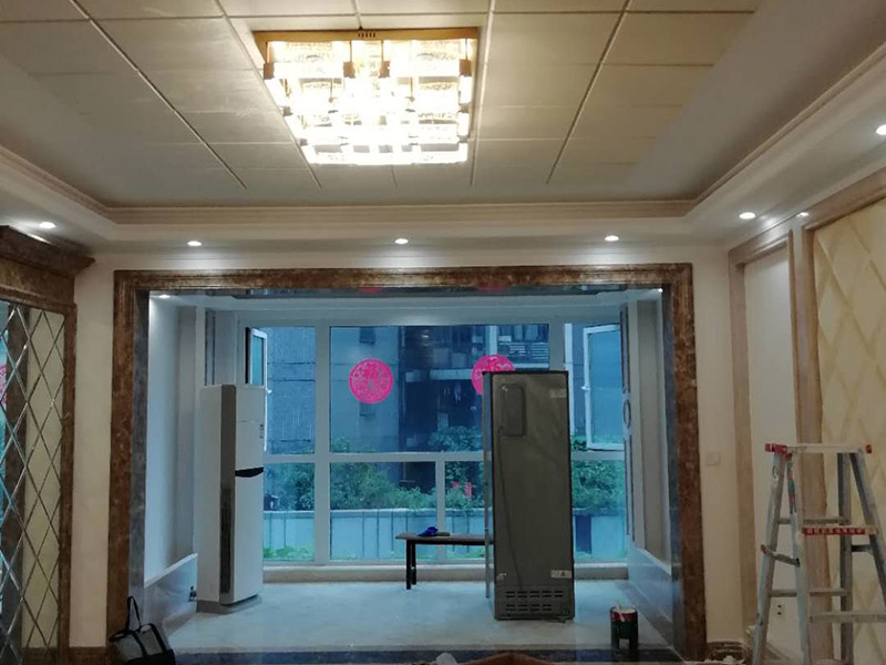 全屋墻面翻新：舊墻面翻新自己動(dòng)手首先用水將墻面浸濕，這樣在鏟除墻面時(shí)比較省力，墻面必須要鏟到露出水泥砂漿面。然后是涂刷界面劑，一定要全部都刷到而且要均勻。墻面的裂縫通常都是用牛皮紙帶及白乳膠來(lái)貼住，但不能保證它能百分百不再開(kāi)裂。如果墻面凹凸不平，那么就需要用石膏來(lái)找平，誤差最好不要超過(guò)0.5公分。非承重墻一般都是需要貼布的，所以最好選擇質(zhì)地好的墻布和白乳膠，有條件的話可以使用網(wǎng)格布，對(duì)于防裂效果會(huì)更好。墻面在刷底漆時(shí)，一定要把每個(gè)地方都刷到并且要均勻。刷底漆要使用質(zhì)地好滾筒，以免影響到底漆涂刷的效果。在膩?zhàn)哟蚰ブ?，墻面都?huì)留下一些比較難看的坑眼，特別是在刷漆后非常明顯，所以需要找補(bǔ)。在找補(bǔ)時(shí)一定要打磨平整，為了避免出現(xiàn)色差坑眼在底漆里多加一點(diǎn)水再涂刷。