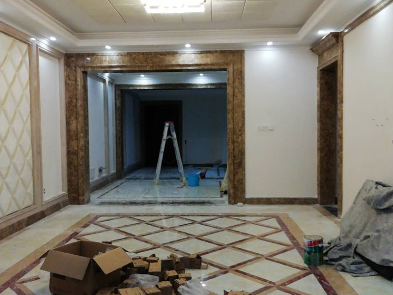 全屋墻面翻新：舊墻面翻新自己動(dòng)手首先用水將墻面浸濕，這樣在鏟除墻面時(shí)比較省力，墻面必須要鏟到露出水泥砂漿面。然后是涂刷界面劑，一定要全部都刷到而且要均勻。墻面的裂縫通常都是用牛皮紙帶及白乳膠來(lái)貼住，但不能保證它能百分百不再開(kāi)裂。如果墻面凹凸不平，那么就需要用石膏來(lái)找平，誤差最好不要超過(guò)0.5公分。非承重墻一般都是需要貼布的，所以最好選擇質(zhì)地好的墻布和白乳膠，有條件的話可以使用網(wǎng)格布，對(duì)于防裂效果會(huì)更好。墻面在刷底漆時(shí)，一定要把每個(gè)地方都刷到并且要均勻。刷底漆要使用質(zhì)地好滾筒，以免影響到底漆涂刷的效果。在膩?zhàn)哟蚰ブ?，墻面都?huì)留下一些比較難看的坑眼，特別是在刷漆后非常明顯，所以需要找補(bǔ)。在找補(bǔ)時(shí)一定要打磨平整，為了避免出現(xiàn)色差坑眼在底漆里多加一點(diǎn)水再涂刷。