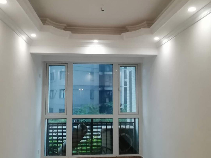 全屋墻面翻新：舊墻面翻新自己動(dòng)手首先用水將墻面浸濕，這樣在鏟除墻面時(shí)比較省力，墻面必須要鏟到露出水泥砂漿面。然后是涂刷界面劑，一定要全部都刷到而且要均勻。墻面的裂縫通常都是用牛皮紙帶及白乳膠來(lái)貼住，但不能保證它能百分百不再開(kāi)裂。如果墻面凹凸不平，那么就需要用石膏來(lái)找平，誤差最好不要超過(guò)0.5公分。非承重墻一般都是需要貼布的，所以最好選擇質(zhì)地好的墻布和白乳膠，有條件的話可以使用網(wǎng)格布，對(duì)于防裂效果會(huì)更好。墻面在刷底漆時(shí)，一定要把每個(gè)地方都刷到并且要均勻。刷底漆要使用質(zhì)地好滾筒，以免影響到底漆涂刷的效果。在膩?zhàn)哟蚰ブ?，墻面都?huì)留下一些比較難看的坑眼，特別是在刷漆后非常明顯，所以需要找補(bǔ)。在找補(bǔ)時(shí)一定要打磨平整，為了避免出現(xiàn)色差坑眼在底漆里多加一點(diǎn)水再涂刷。