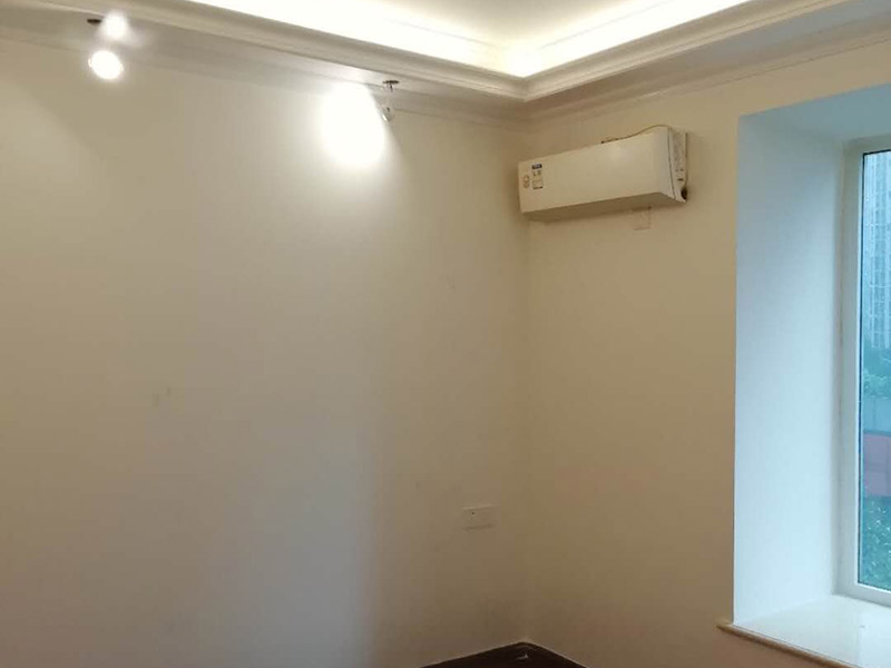 全屋墻面翻新：舊墻面翻新自己動(dòng)手首先用水將墻面浸濕，這樣在鏟除墻面時(shí)比較省力，墻面必須要鏟到露出水泥砂漿面。然后是涂刷界面劑，一定要全部都刷到而且要均勻。墻面的裂縫通常都是用牛皮紙帶及白乳膠來(lái)貼住，但不能保證它能百分百不再開(kāi)裂。如果墻面凹凸不平，那么就需要用石膏來(lái)找平，誤差最好不要超過(guò)0.5公分。非承重墻一般都是需要貼布的，所以最好選擇質(zhì)地好的墻布和白乳膠，有條件的話可以使用網(wǎng)格布，對(duì)于防裂效果會(huì)更好。墻面在刷底漆時(shí)，一定要把每個(gè)地方都刷到并且要均勻。刷底漆要使用質(zhì)地好滾筒，以免影響到底漆涂刷的效果。在膩?zhàn)哟蚰ブ螅瑝γ娑紩?huì)留下一些比較難看的坑眼，特別是在刷漆后非常明顯，所以需要找補(bǔ)。在找補(bǔ)時(shí)一定要打磨平整，為了避免出現(xiàn)色差坑眼在底漆里多加一點(diǎn)水再涂刷。