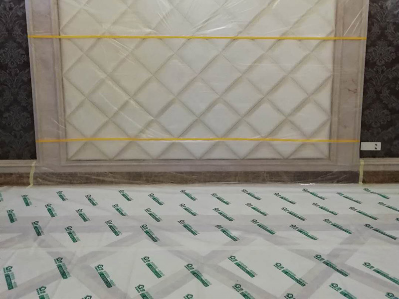 全屋地面保護(hù)裝修：各種裝修物料的進(jìn)場(chǎng)以及各種建筑裝修垃圾的清理，都會(huì)經(jīng)過(guò)入戶門，這些物品在搬運(yùn)的過(guò)程中，與入戶門發(fā)生磕碰、摩擦的機(jī)率大大增加，所以，第一個(gè)需要做好成品保護(hù)的地方就是我們的入戶門。建議：在裝修開(kāi)工前直到家具進(jìn)場(chǎng)期間，都需要對(duì)入戶門進(jìn)行保護(hù)！對(duì)于這一點(diǎn)，可以使用成品保護(hù)膜將門包裹。瓷磚、地板的鋪裝，也屬于基礎(chǔ)裝修的部分，經(jīng)常發(fā)現(xiàn)瓷磚施工時(shí)和施工后都沒(méi)有做成品保護(hù)工作，具體的表現(xiàn)有：瓷磚邊鋪邊勾縫、在剛鋪的瓷磚、地板上堆放雜物、剛鋪的瓷磚就在上面走動(dòng)踩踏、地面瓷磚、地板沒(méi)有使用成品保護(hù)膜覆蓋等，這些都會(huì)影響瓷磚的鋪貼效果，造成瓷磚的施工質(zhì)量問(wèn)題。