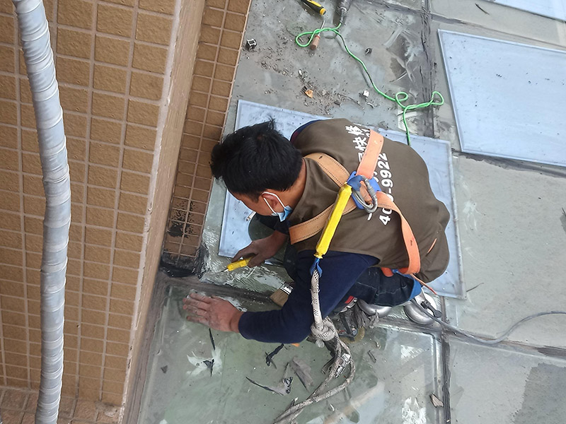 玻璃舊防水鏟除：把原先的玻璃膠鏟除干凈，用吹風(fēng)機(jī)或是紙巾把水分弄干，保證需要打玻璃膠的位置的干燥，然后再開(kāi)始打膠。注意：記住打膠的時(shí)候，里外都要打上。要等上24小時(shí)，等到玻璃膠完全干透后，才可以繼續(xù)使用。要選用正規(guī)廠商生產(chǎn)的質(zhì)量好的玻璃膠，否則在衛(wèi)生間潮濕的環(huán)境中，很容易發(fā)霉。最好在裝修衛(wèi)生間之前和工人師傅溝通好，讓他們對(duì)擋水條進(jìn)行預(yù)埋，這樣才能從根源上避免以后出現(xiàn)的滲水問(wèn)題。 