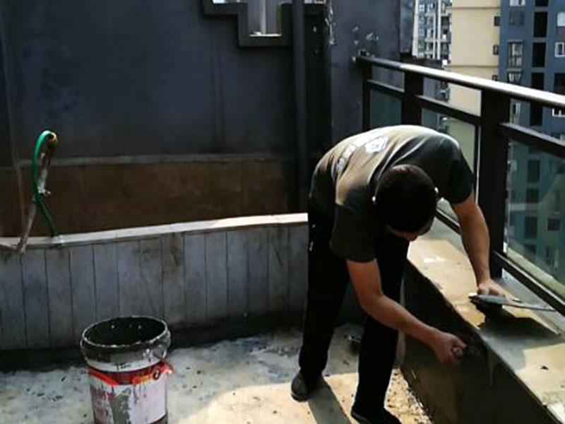 屋頂陽臺(tái)防水：1、將原防水層根除以后，找平，將本來下部保溫層里存的水進(jìn)行排干，設(shè)一些排氣孔做排氣辦法，將保溫層里的水分排干。 2、做完防水層以后，必定要做找坡處理，不要形成屋面部分存水，通常設(shè)置水泥砂漿找平找坡，找坡的斜度不小于3％。 3、做完防水以后，需求進(jìn)行閉水實(shí)驗(yàn)，不漏水為合格，美化，在做美化和土建交叉作業(yè)的情況下，盡量不要損壞下部的防水層，一旦損壞了，要及時(shí)修補(bǔ)處理。