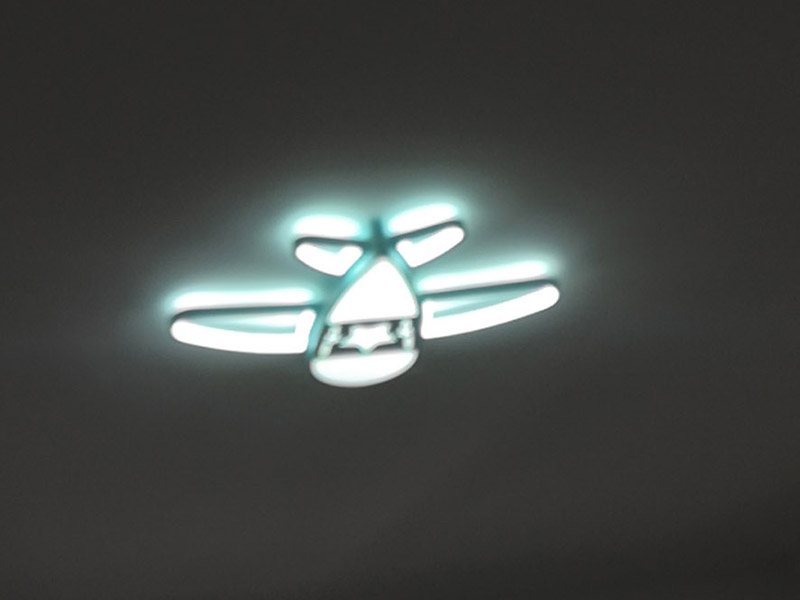 全屋燈具安裝：首先將買來的燈具包裝打開，將里邊的配件區(qū)分，安裝配件/燈具配件/燈具，分好類了進(jìn)行燈具的進(jìn)行配套固定，然后開始進(jìn)行房頂?shù)臏y量，進(jìn)行找中就是房間的正中，一般都有房屋基礎(chǔ)留的電線盒，將燈具的固定底座的中心與房頂找的中心重合，然后底座固定的點(diǎn)位就是固定螺栓的點(diǎn)位，然后打眼，打眼現(xiàn)在一般的重的燈（超過10斤）/客廳燈用鐵膨脹螺栓10號轉(zhuǎn)頭打眼；如果是比較輕的燈用塑料脹管即可8號轉(zhuǎn)頭打眼。最后將電線與頂上的電線接上，然后試一下效果，可以得話，將底座固定好后，將燈掛上。