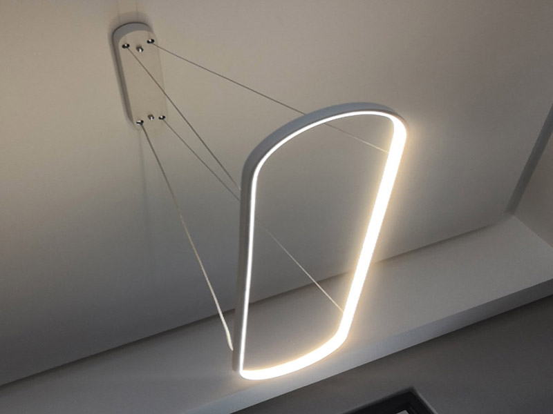 全屋燈具安裝：首先將買來的燈具包裝打開，將里邊的配件區(qū)分，安裝配件/燈具配件/燈具，分好類了進(jìn)行燈具的進(jìn)行配套固定，然后開始進(jìn)行房頂?shù)臏y量，進(jìn)行找中就是房間的正中，一般都有房屋基礎(chǔ)留的電線盒，將燈具的固定底座的中心與房頂找的中心重合，然后底座固定的點(diǎn)位就是固定螺栓的點(diǎn)位，然后打眼，打眼現(xiàn)在一般的重的燈（超過10斤）/客廳燈用鐵膨脹螺栓10號轉(zhuǎn)頭打眼；如果是比較輕的燈用塑料脹管即可8號轉(zhuǎn)頭打眼。最后將電線與頂上的電線接上，然后試一下效果，可以得話，將底座固定好后，將燈掛上。