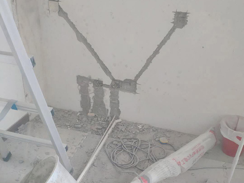 墻面電路開槽：一般墻面盡量避免橫向開槽：墻面開槽需要注意橫向要少用，墻體橫向開槽就會(huì)對(duì)墻體產(chǎn)生破壞，不僅破壞了墻體的結(jié)構(gòu)，也為我們的房子埋下了很多的安全隱患問題，如果真的需要對(duì)墻體橫向開槽，那么就一定要注意切不可用鉆頭直接對(duì)于墻體進(jìn)行開槽，應(yīng)該用墻體開割機(jī)。2.墻面橫向開槽要注意厚度，一般原則不允許對(duì)于墻體橫向開槽的，真的要這樣做的話，在開槽前一定要注意一些事項(xiàng)，也要仔細(xì)考慮清楚是否真的需要橫向開槽。 要遵循&ldquo;橫平豎直&rdquo;原則首先要關(guān)注水管、電線的鋪設(shè)是否合理，如果水管電線預(yù)埋不按規(guī)范，當(dāng)水電改造完成后，便難以確認(rèn)水管電線預(yù)埋的位置。&nbsp;<br></p><p>開槽：用切割機(jī)械及電錘將線槽開出。此過程要求工人對(duì)切割機(jī)使用熟練，才能嚴(yán)格按照線路裁切，還要細(xì)心謹(jǐn)慎，以防破壞其他墻面。