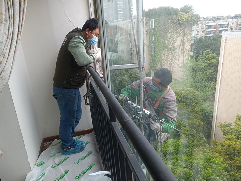 窗戶(hù)窗框打膠維修：1.當(dāng)我們粘在破碎的橋梁的鋁門(mén)窗上時(shí)，如果需要在外面粘合，我們必須將它粘在外面，因?yàn)槿绻鼛缀醪徽吃谑覂?nèi)，它顯然會(huì)不均勻。它不起防水功能。2.當(dāng)我們將破碎的橋梁的鋁門(mén)和窗戶(hù)粘在一起時(shí)，我們需要將膠帶放在鋁門(mén)的側(cè)面和斷橋的窗戶(hù)上。不要將它粘在頂部也很重要。否則，更重要的是。之后，膠帶脫膠，防水效果消失。