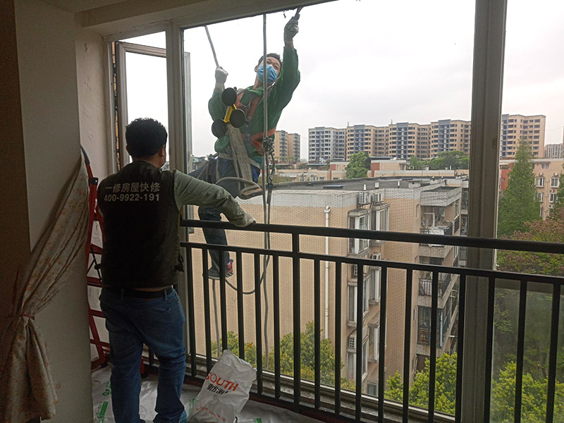 窗戶(hù)窗框打膠維修：1.當(dāng)我們粘在破碎的橋梁的鋁門(mén)窗上時(shí)，如果需要在外面粘合，我們必須將它粘在外面，因?yàn)槿绻鼛缀醪徽吃谑覂?nèi)，它顯然會(huì)不均勻。它不起防水功能。2.當(dāng)我們將破碎的橋梁的鋁門(mén)和窗戶(hù)粘在一起時(shí)，我們需要將膠帶放在鋁門(mén)的側(cè)面和斷橋的窗戶(hù)上。不要將它粘在頂部也很重要。否則，更重要的是。之后，膠帶脫膠，防水效果消失。