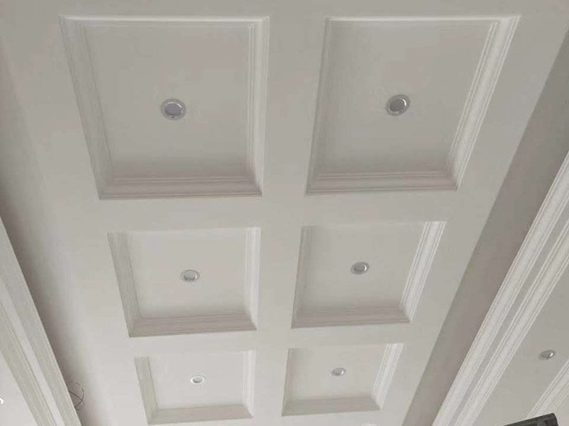 吊頂造型設計安裝:平面吊頂早期有用木板頂、石膏吊頂、抹灰頂，現(xiàn)在多用于封材式（扣板式）吊頂，其造型可以根據(jù)扣板的花型和扣板的形式來選擇設計吊頂造型，很是方便。具體造型要根據(jù)房間大小和房間結構來設計選材。 平面吊頂特點就是相當于給頂面加了個平板而已，通常會在里面設計加輔助光源。下圖吊頂是平面吊頂中是最簡單的造型設計（先做龍骨架）。一般只用于門廳、餐廳等面積較小的區(qū)域。 有的平面吊頂是為了增加隔熱保溫性，在頂層使用到平面吊頂。如果使用面積較大(建議房高大于2.7米時使用)。 石膏扣板也同樣發(fā)展有多種花樣和造型，在比較寬敞的大客廳中間就可以選用帶有花樣的石膏扣板，作為平面吊頂?shù)脑煨驮O計，很是高端雅致，比較適合歐美風格的家裝設計選用。