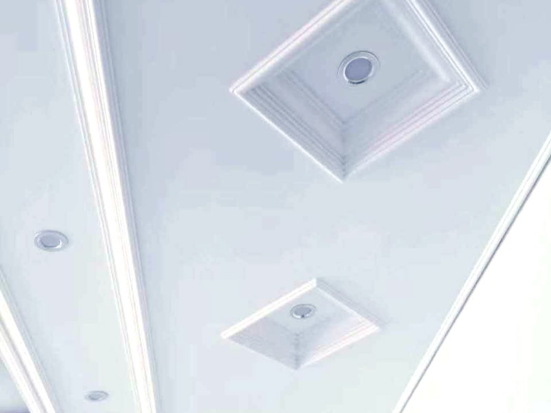 吊頂造型設計安裝:平面吊頂早期有用木板頂、石膏吊頂、抹灰頂，現(xiàn)在多用于封材式（扣板式）吊頂，其造型可以根據(jù)扣板的花型和扣板的形式來選擇設計吊頂造型，很是方便。具體造型要根據(jù)房間大小和房間結構來設計選材。 平面吊頂特點就是相當于給頂面加了個平板而已，通常會在里面設計加輔助光源。下圖吊頂是平面吊頂中是最簡單的造型設計（先做龍骨架）。一般只用于門廳、餐廳等面積較小的區(qū)域。 有的平面吊頂是為了增加隔熱保溫性，在頂層使用到平面吊頂。如果使用面積較大(建議房高大于2.7米時使用)。 石膏扣板也同樣發(fā)展有多種花樣和造型，在比較寬敞的大客廳中間就可以選用帶有花樣的石膏扣板，作為平面吊頂?shù)脑煨驮O計，很是高端雅致，比較適合歐美風格的家裝設計選用。