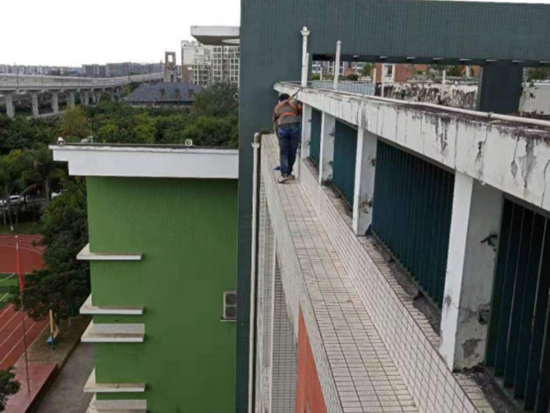 外墻管道防水維修：關閉水管總閥(即水表前面的水管開關)。打開房間里面的水龍頭20分鐘，確保沒水再滴后關閉所有的水龍頭。關閉馬桶水箱和洗衣機等具蓄水功能的設備進水開關。打開水管總閥。打開總閥后20分鐘查看水表是否走動，包括緩慢的去動。如果有走動，即為漏水了；如果沒有走動，即沒事。