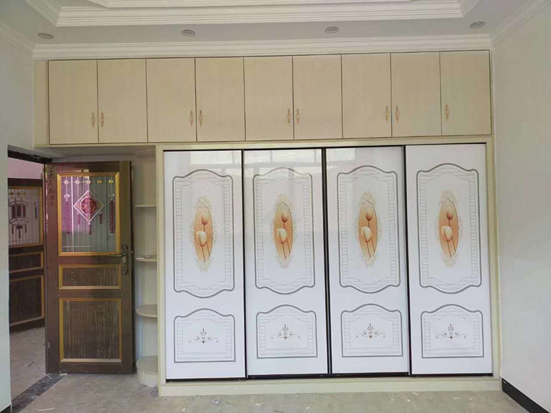 衣柜家具安裝：1.安放底板。衣柜底板放置的地面事先要打掃干凈，因?yàn)榈劝惭b后再去清理的話會(huì)非常麻煩。 2.固定框架。按照板材上的凹槽安裝好衣柜的側(cè)板和背板，調(diào)整各塊板之間的位置。 3.安裝頂板?，F(xiàn)場(chǎng)最好準(zhǔn)備一個(gè)攀高用的凳子，頂板要舉高了放置上去的，然后用鉚釘固定。 4.安裝擱板。把擱板放置到事先敲好螺絲的地方，然后固定。注意調(diào)整擱板與背板、側(cè)板的固定位置。 5.固定門軌。在衣柜的頂邊和底邊都安裝好門軌，門軌選合金的材料比較好，又輕又牢固。 6.安裝衣桿。在預(yù)留的位置打好固定鉚釘，安裝好衣桿。注意兩邊要平衡。