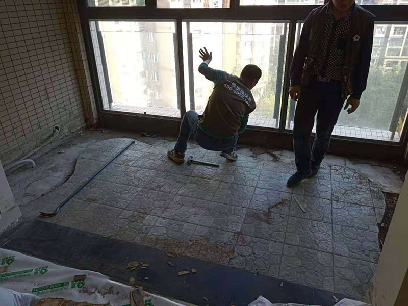 客廳陽臺地板拆除：先從踢腳線的開始拆，用平口啰嗦刀沿著踢腳線開始劃開。把踢腳線劃開后，就能把踢腳邊取下。地板就松動了，再順著松動的地板移動，讓更大面積的地板繼續(xù)松動。只到能方便取下，再動手取地板。拆地板的時候，不要亂拆，要順著地板的順序拆。一塊一塊的拆下，在拆的過程中若不好取，就要螺絲刀幫忙，就好拆多了。雖然舊地板還能有利于價值，所以拆的時候要盡量保存完整。但在拆地板的時候，即使再小心都會有破損的，所以要有這些心理準備。待舊地板完全拆完后，把地面清掃干凈。再晾一段時間才能重新裝地板，因此潮濕的地面是不適合裝地板的，等完全干燥透了再鋪新的地板。