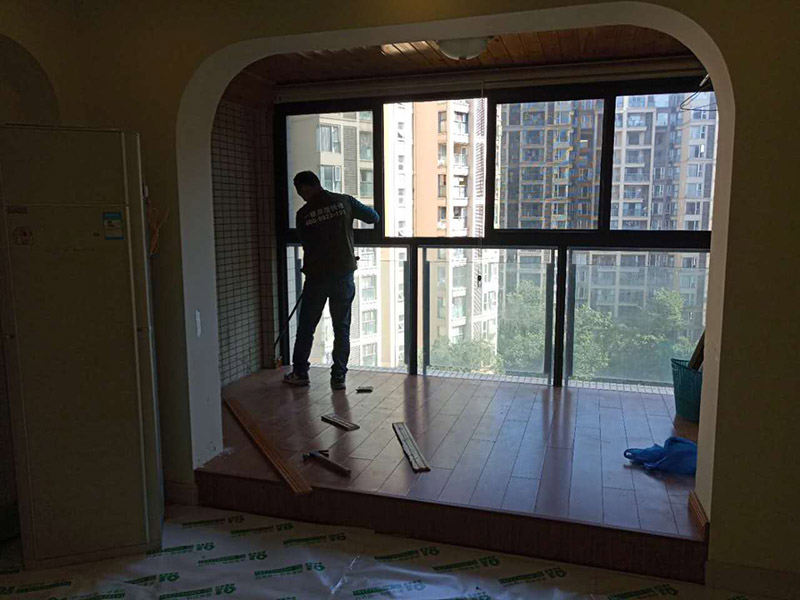 客廳陽臺地板拆除：先從踢腳線的開始拆，用平口啰嗦刀沿著踢腳線開始劃開。把踢腳線劃開后，就能把踢腳邊取下。地板就松動了，再順著松動的地板移動，讓更大面積的地板繼續(xù)松動。只到能方便取下，再動手取地板。拆地板的時候，不要亂拆，要順著地板的順序拆。一塊一塊的拆下，在拆的過程中若不好取，就要螺絲刀幫忙，就好拆多了。雖然舊地板還能有利于價值，所以拆的時候要盡量保存完整。但在拆地板的時候，即使再小心都會有破損的，所以要有這些心理準備。待舊地板完全拆完后，把地面清掃干凈。再晾一段時間才能重新裝地板，因此潮濕的地面是不適合裝地板的，等完全干燥透了再鋪新的地板。