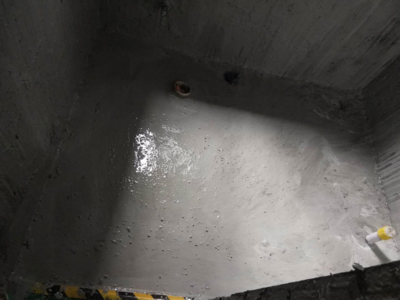 衛(wèi)生間基層防水：1.利用水泥砂漿水泥砂漿或豆石混凝土鋪平坡度。2.利用管根密封膏封嚴(yán)管線，管線要穿透樓板根部。刷防水涂料時(shí)可以貼1-2層玻璃絲布加強(qiáng)防水性。3.墻壁表面打磨成干凈平光沒有顆粒灰塵，墻壁與地面的交接區(qū)域注意原角和坡角的設(shè)置。4.聚氨酯防水涂膜由管根和墻角處開始進(jìn)行涂抹，在常溫下經(jīng)過4小時(shí)放干后，再大面積涂抹和刮刷。注意涂料總厚度大于1. 5毫米，不能有漏刮和鼓泡的不良現(xiàn)象。24小時(shí)后立面涂刷下一層，之后再以垂直的方向進(jìn)行二次涂刷。最后涂膜半固化，拋甩粗砂粒方便與水泥砂漿融合。5.防水層的設(shè)置與具體區(qū)域有關(guān)。防水地面的防水層應(yīng)高出地面200寬，地面防水層應(yīng)超出衛(wèi)生間門口以外300寬。而又淋浴的衛(wèi)生間墻面防水層則應(yīng)設(shè)置為高出地面1800寬。6.展開閉水實(shí)驗(yàn)的時(shí)候，先完成防水工作再利用包立管方法。之后再局部進(jìn)行防水。閉水試驗(yàn)也可為了避免破壞地面防水層而免做。