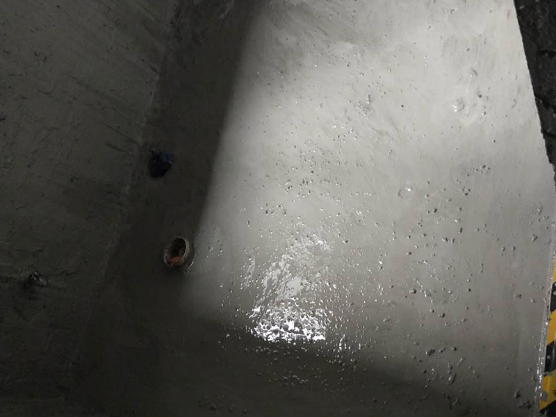 衛(wèi)生間基層防水：1.利用水泥砂漿水泥砂漿或豆石混凝土鋪平坡度。2.利用管根密封膏封嚴(yán)管線，管線要穿透樓板根部。刷防水涂料時(shí)可以貼1-2層玻璃絲布加強(qiáng)防水性。3.墻壁表面打磨成干凈平光沒有顆?；覊m，墻壁與地面的交接區(qū)域注意原角和坡角的設(shè)置。4.聚氨酯防水涂膜由管根和墻角處開始進(jìn)行涂抹，在常溫下經(jīng)過4小時(shí)放干后，再大面積涂抹和刮刷。注意涂料總厚度大于1. 5毫米，不能有漏刮和鼓泡的不良現(xiàn)象。24小時(shí)后立面涂刷下一層，之后再以垂直的方向進(jìn)行二次涂刷。最后涂膜半固化，拋甩粗砂粒方便與水泥砂漿融合。5.防水層的設(shè)置與具體區(qū)域有關(guān)。防水地面的防水層應(yīng)高出地面200寬，地面防水層應(yīng)超出衛(wèi)生間門口以外300寬。而又淋浴的衛(wèi)生間墻面防水層則應(yīng)設(shè)置為高出地面1800寬。6.展開閉水實(shí)驗(yàn)的時(shí)候，先完成防水工作再利用包立管方法。之后再局部進(jìn)行防水。閉水試驗(yàn)也可為了避免破壞地面防水層而免做。