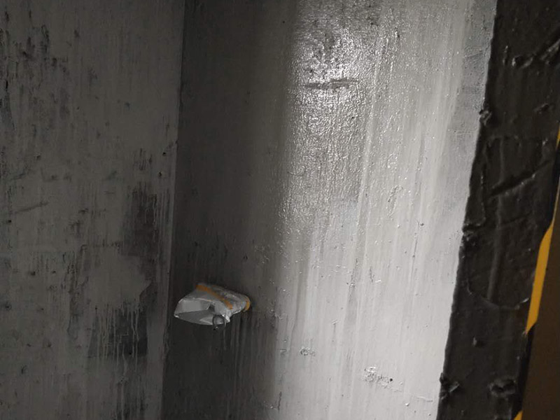 衛(wèi)生間基層防水：1.利用水泥砂漿水泥砂漿或豆石混凝土鋪平坡度。2.利用管根密封膏封嚴(yán)管線，管線要穿透樓板根部。刷防水涂料時(shí)可以貼1-2層玻璃絲布加強(qiáng)防水性。3.墻壁表面打磨成干凈平光沒有顆粒灰塵，墻壁與地面的交接區(qū)域注意原角和坡角的設(shè)置。4.聚氨酯防水涂膜由管根和墻角處開始進(jìn)行涂抹，在常溫下經(jīng)過4小時(shí)放干后，再大面積涂抹和刮刷。注意涂料總厚度大于1. 5毫米，不能有漏刮和鼓泡的不良現(xiàn)象。24小時(shí)后立面涂刷下一層，之后再以垂直的方向進(jìn)行二次涂刷。最后涂膜半固化，拋甩粗砂粒方便與水泥砂漿融合。5.防水層的設(shè)置與具體區(qū)域有關(guān)。防水地面的防水層應(yīng)高出地面200寬，地面防水層應(yīng)超出衛(wèi)生間門口以外300寬。而又淋浴的衛(wèi)生間墻面防水層則應(yīng)設(shè)置為高出地面1800寬。6.展開閉水實(shí)驗(yàn)的時(shí)候，先完成防水工作再利用包立管方法。之后再局部進(jìn)行防水。閉水試驗(yàn)也可為了避免破壞地面防水層而免做。