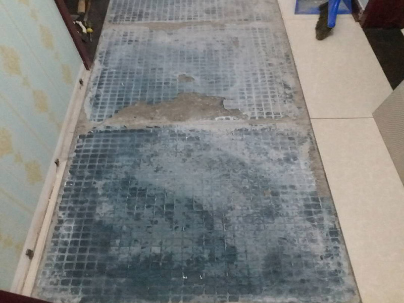 走廊地磚拆裝更換：首先我們應(yīng)查看原有磚的現(xiàn)狀，若出現(xiàn)局部破損、出現(xiàn)多處發(fā)出咚咚聲或掉落、嚴(yán)重污跡，針對(duì)這樣的情況我們必須拆除更換，因?yàn)楹?jiǎn)單的去修補(bǔ)達(dá)不到好的效果了，因?yàn)槿绻阒幌霌Q其中的幾塊磚，很難選到顏色、型號(hào)和款式一致的地磚。 瓷質(zhì)磚表面處理劑和粘結(jié)劑，這些材料可直接涂刷于舊磚面上，接著直接鋪上新磚即可，節(jié)省了時(shí)間和精力，無(wú)論為何種瓷磚，都可以直接在舊瓷磚上直接貼新磚。但是若有重起鼓或損壞的瓷磚需鏟除，然后用表面處理劑修補(bǔ)，最后用瓷磚粘結(jié)劑粘貼新瓷磚即可。