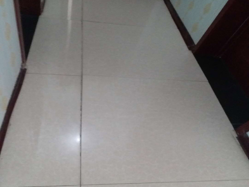 走廊地磚拆裝更換：首先我們應(yīng)查看原有磚的現(xiàn)狀，若出現(xiàn)局部破損、出現(xiàn)多處發(fā)出咚咚聲或掉落、嚴(yán)重污跡，針對(duì)這樣的情況我們必須拆除更換，因?yàn)楹?jiǎn)單的去修補(bǔ)達(dá)不到好的效果了，因?yàn)槿绻阒幌霌Q其中的幾塊磚，很難選到顏色、型號(hào)和款式一致的地磚。 瓷質(zhì)磚表面處理劑和粘結(jié)劑，這些材料可直接涂刷于舊磚面上，接著直接鋪上新磚即可，節(jié)省了時(shí)間和精力，無(wú)論為何種瓷磚，都可以直接在舊瓷磚上直接貼新磚。但是若有重起鼓或損壞的瓷磚需鏟除，然后用表面處理劑修補(bǔ)，最后用瓷磚粘結(jié)劑粘貼新瓷磚即可。