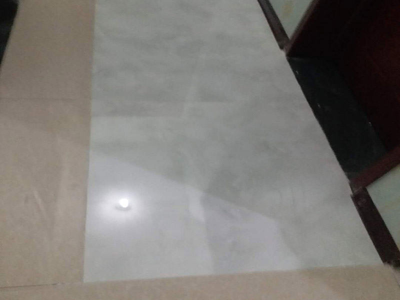 走廊地磚拆裝更換：首先我們應(yīng)查看原有磚的現(xiàn)狀，若出現(xiàn)局部破損、出現(xiàn)多處發(fā)出咚咚聲或掉落、嚴(yán)重污跡，針對(duì)這樣的情況我們必須拆除更換，因?yàn)楹?jiǎn)單的去修補(bǔ)達(dá)不到好的效果了，因?yàn)槿绻阒幌霌Q其中的幾塊磚，很難選到顏色、型號(hào)和款式一致的地磚。 瓷質(zhì)磚表面處理劑和粘結(jié)劑，這些材料可直接涂刷于舊磚面上，接著直接鋪上新磚即可，節(jié)省了時(shí)間和精力，無(wú)論為何種瓷磚，都可以直接在舊瓷磚上直接貼新磚。但是若有重起鼓或損壞的瓷磚需鏟除，然后用表面處理劑修補(bǔ)，最后用瓷磚粘結(jié)劑粘貼新瓷磚即可。