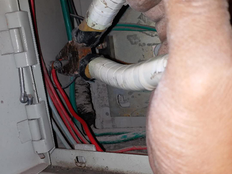 總閘接地線維修：1、裝設和拆除接地線時，必須兩人進行。當驗明設備確實無電后，應立即將檢修設備接地，并將三相短路。2、裝設和拆除接地線均應使用絕緣棒并戴絕緣手套。3、裝設接地線必須先接接地端，后接導體端，必須接觸牢固。4、拆除接地線的順序與裝設接地線相反。