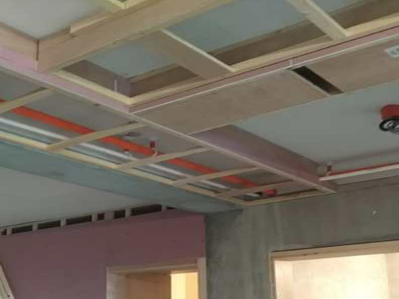 客廳吊頂裝修：客廳吊頂安裝前需要先畫好吊頂?shù)母鱾€尺寸，然后在房頂上固定好位置，再用沖擊鉆打孔，最后再把大龍骨用膨脹螺絲固定好。接下來將地上訂好的骨架托上天花板上，用方條當(dāng)固定柱，并且橫豎都要打水平線來固定骨架，按照圖紙的的尺寸將多余的骨架鋸掉。下一步就是需要固定石膏板了，建議用十字架撐著吊頂上的石膏板，用螺絲加以固定，多余的石膏板需要切除。這樣之吊頂就差不多做好了。